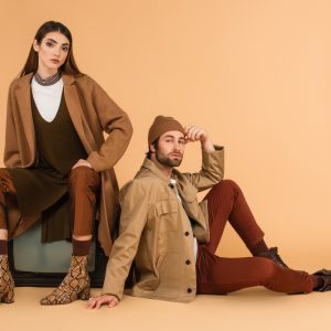 un bărbat purtând un palton casual cu jeansi